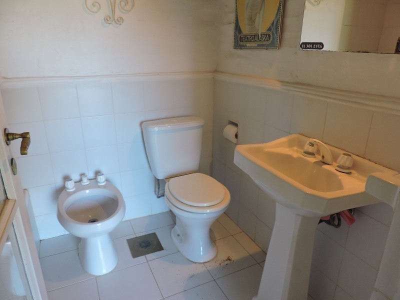 Importante casa en alquiler y venta en La Barra con gran jardín y pileta.